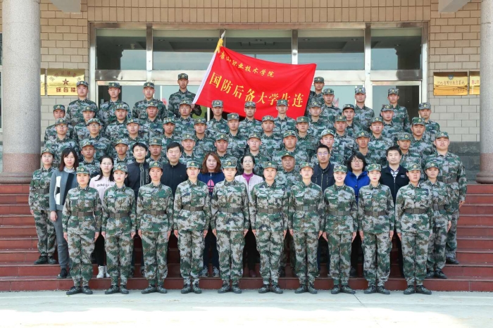学院领导和老师与国防后备大学生连同学合影